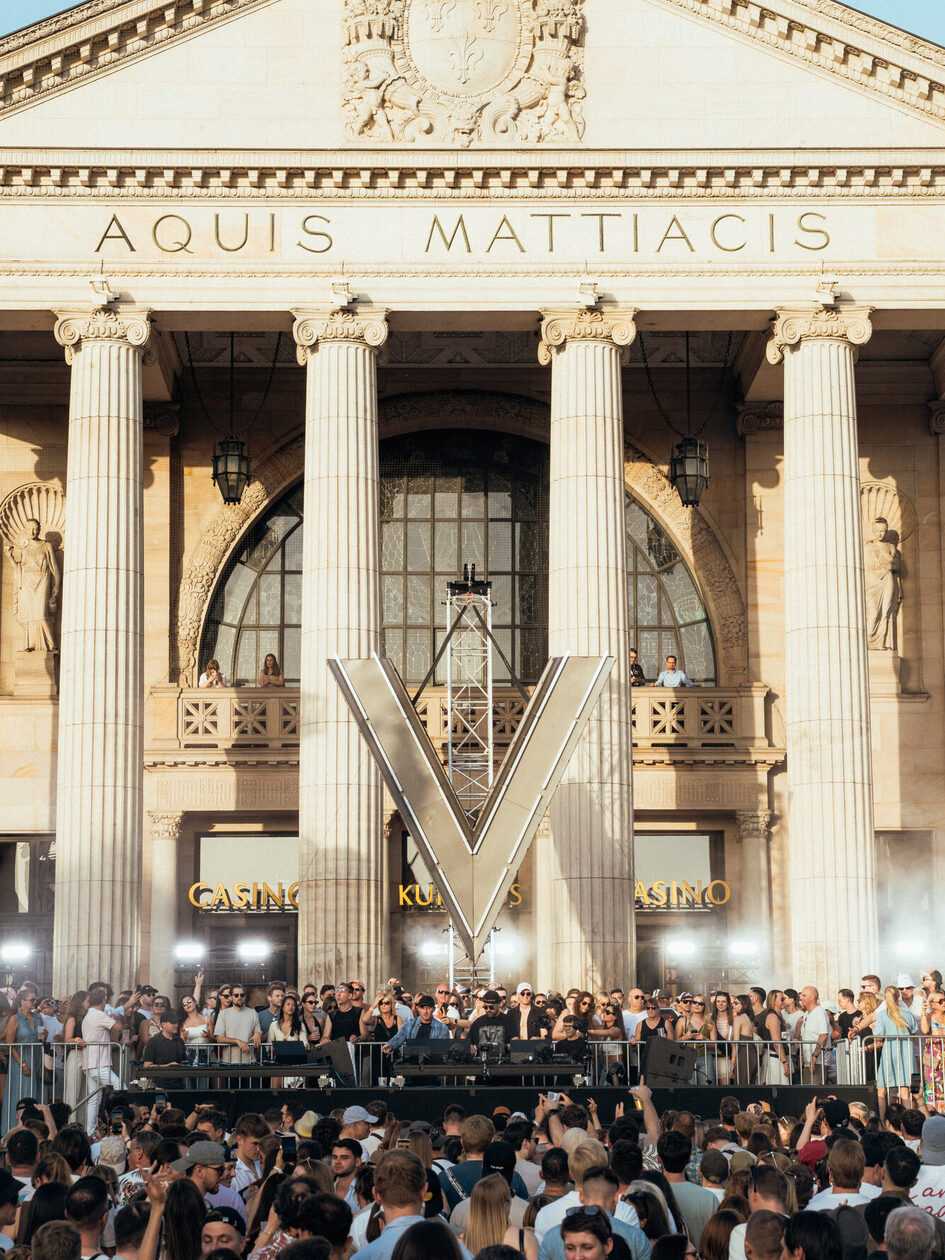 Vibrancy Open Air Konzert auf dem Bowling Green vor dem Kurhaus Wiesbaden