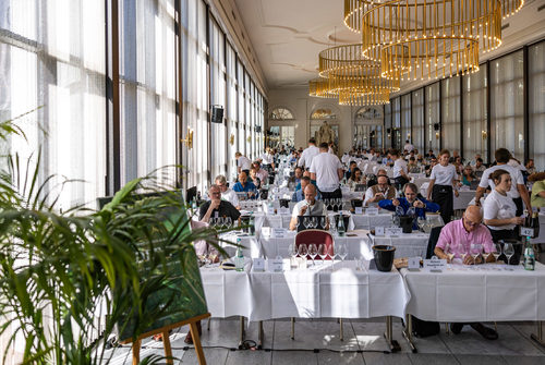 Besucher an Tischen bei der VORPREMIERE VDP.GROSSES GEWÄCHS® 2022 in den Kurhaus Kolonnaden