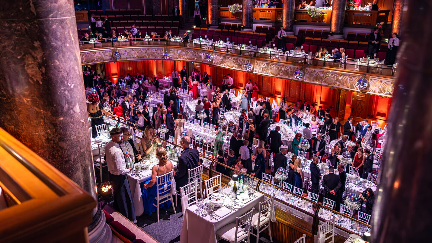 Guests sit at the table in the Kurhaus Wiesbaden