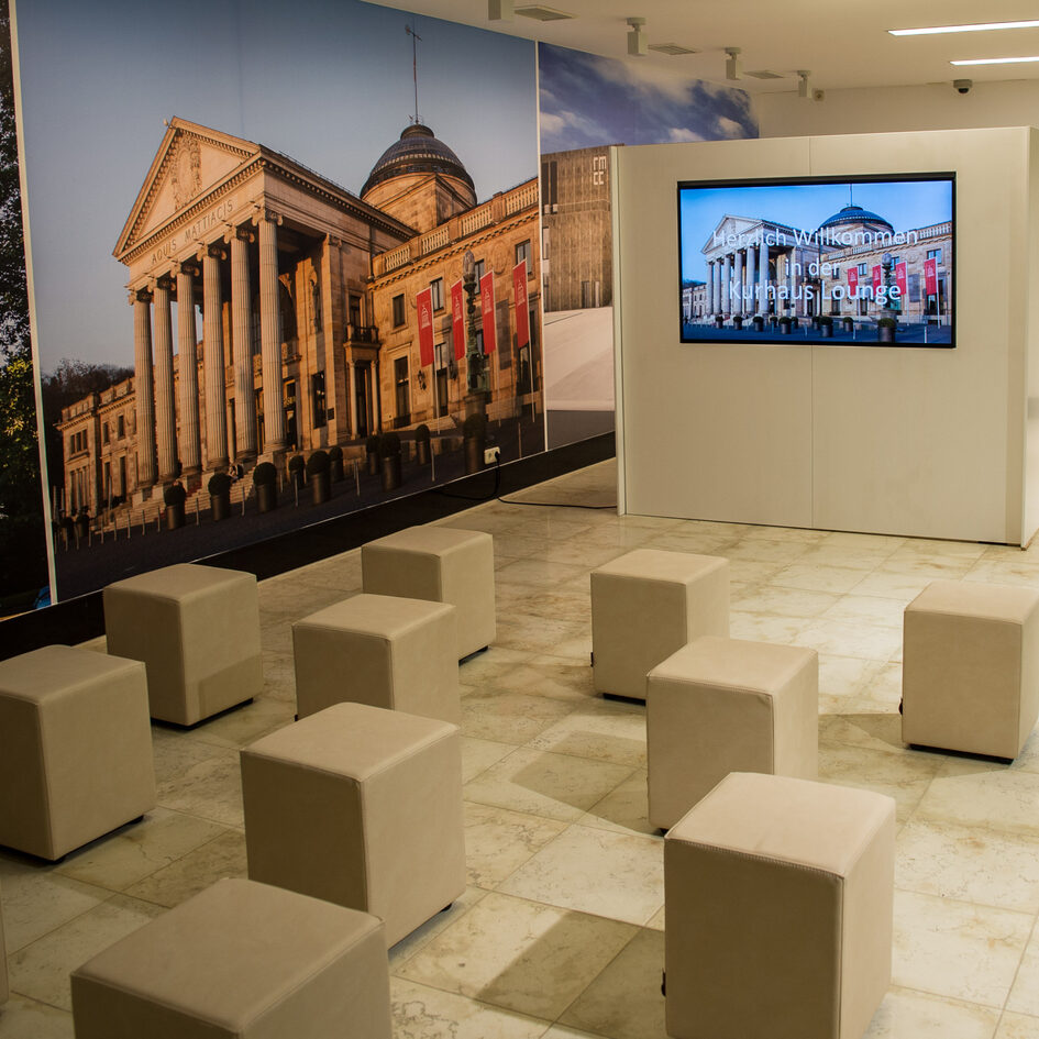 "Kurhaus Lounge" im Durchgang zwischen Tiefgarage Kurhaus und Kurhaus - Sitzwürfel vor Monitor