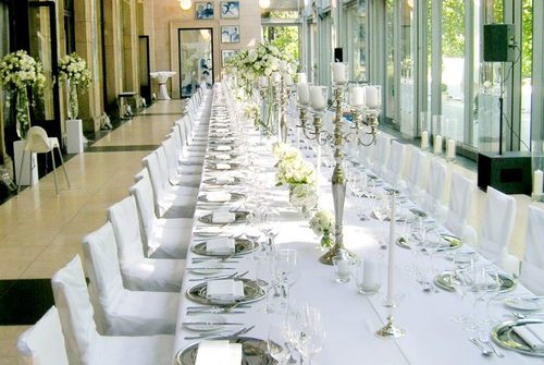 Wintergarten Kurhaus - festlich gedeckte lange Tafel mit Tischschmuck