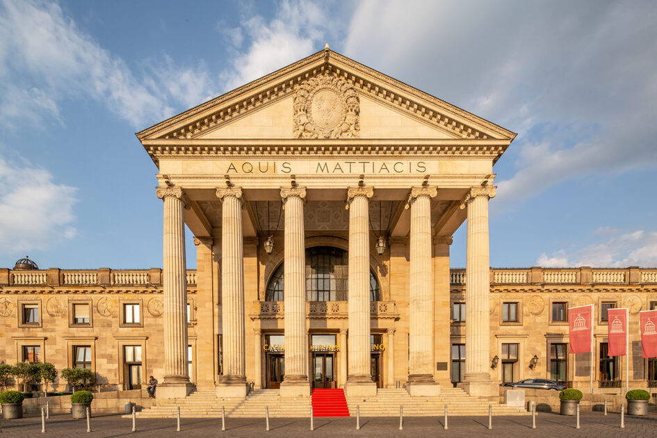 Frontalansicht Haupteingang des Kurhaus Wiesbaden