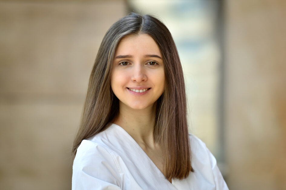 Porträtfoto Daria Horiashnyk lächelnd mit offenen langen Haaren in Bluse