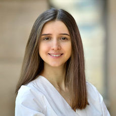 Porträtfoto Daria Horiashnyk lächelnd mit offenen langen Haaren in Bluse