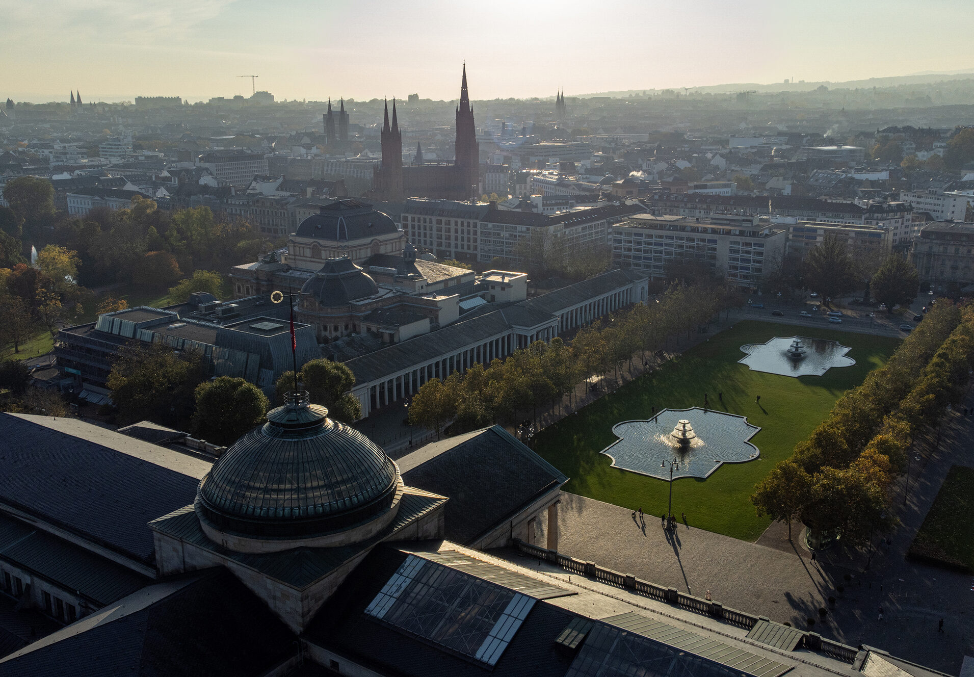 Drohnenflug durch das Gebäude Kurhaus Wiesbaden