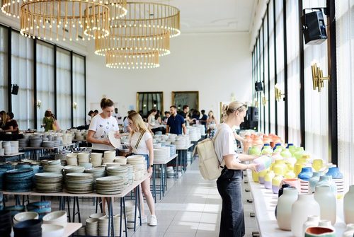 Menschen stöbern im Pop-up-Store