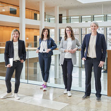 Convention Team, fünf Frauen beim Fotoshooting