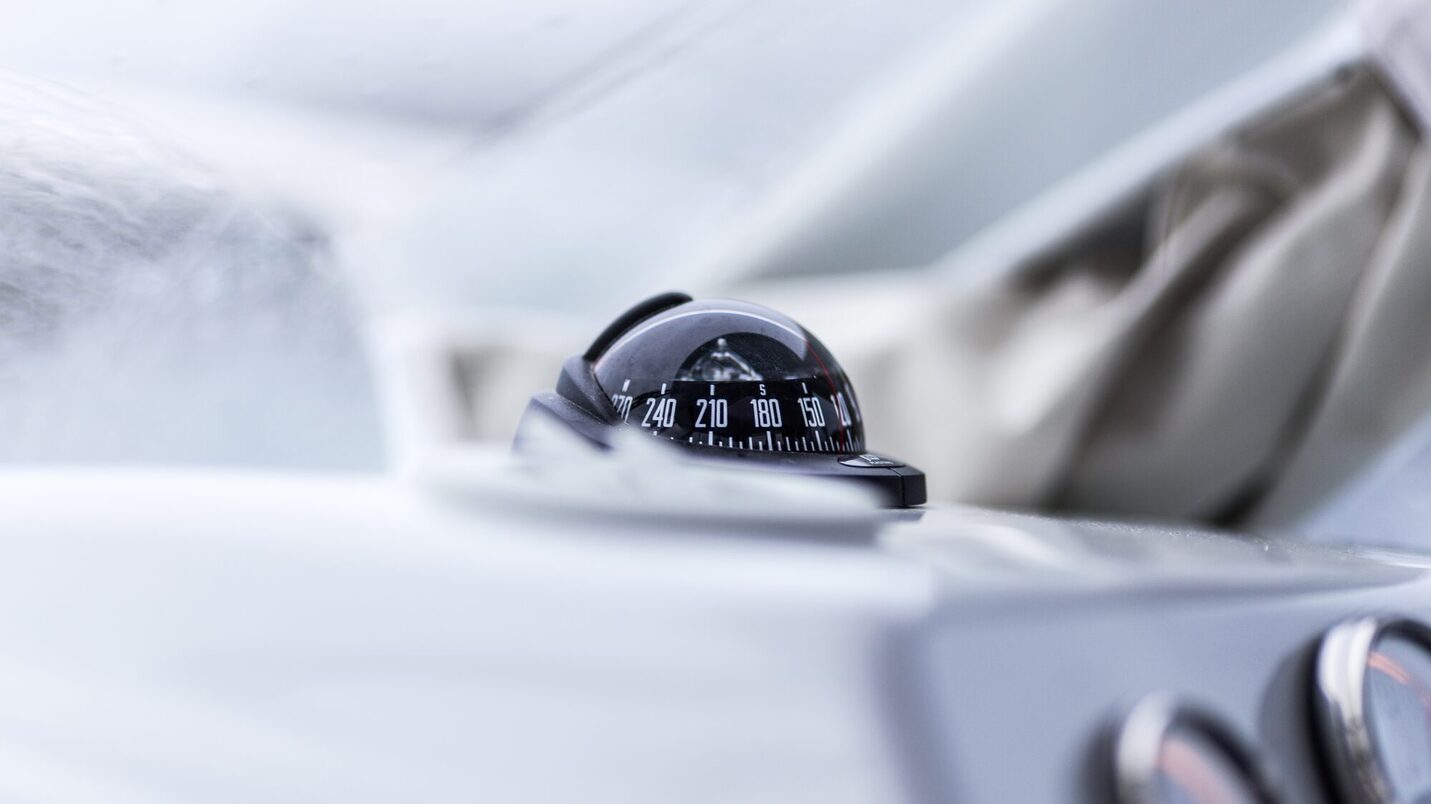 بوصلة على لوحة العدادات