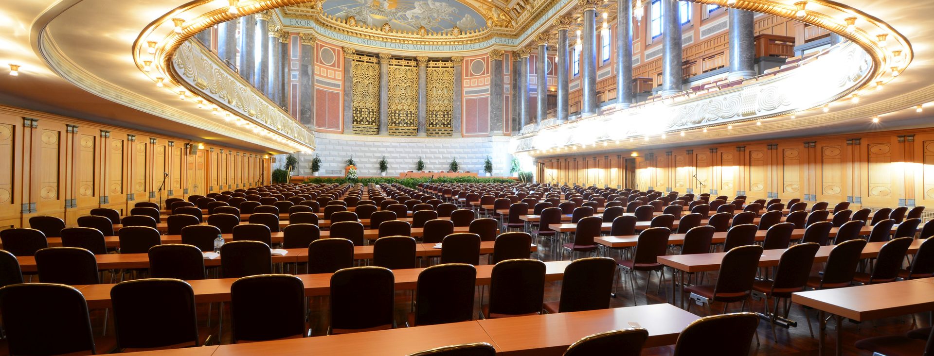 Friedrich-von-Thiersch-Saal Kurhaus - parlamentarische Bestuhlung im Parkett mit Blick zur Bühne